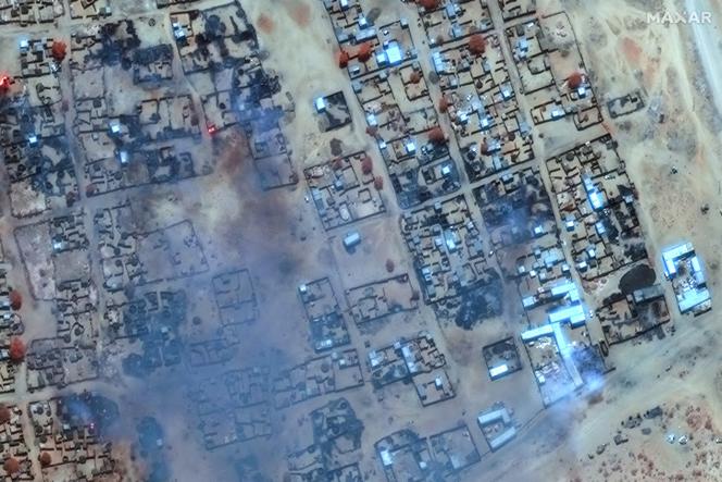 Cette image fournie par Maxar Technologies et publiée le 17 avril 2025 montre de la fumée s’élevant des bâtiments incendiés dans le camp de Zamzam, près de la ville assiégée d’El-Fasher, au Darfour.