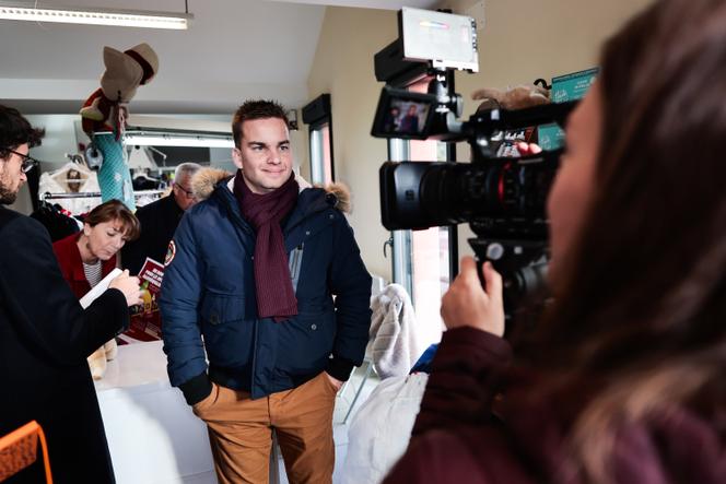 Matthieu Cortier, interviewé par une chaîne de télévision locale, à Bar-sur-Seine (Aube), le 18&nbsp;novembre&nbsp;2025.