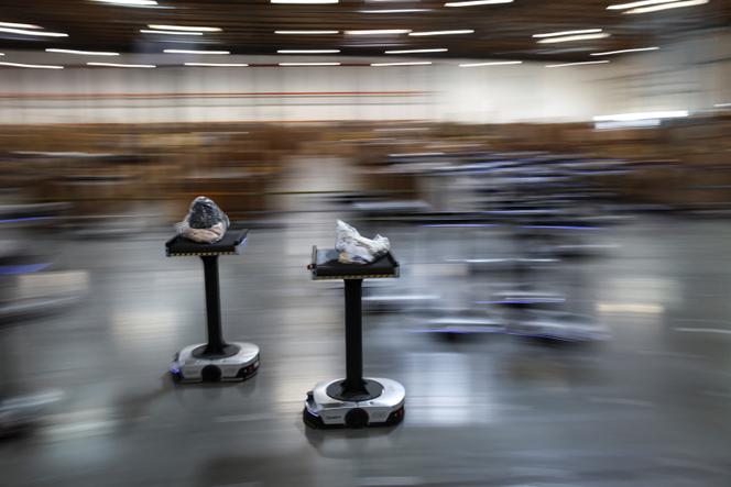 Le ballet des robots dans un entrepôt de Happy Returns, filiale de l’entreprise de livraison UPS, à Valencia (Californie), le 4&nbsp;décembre 2025.