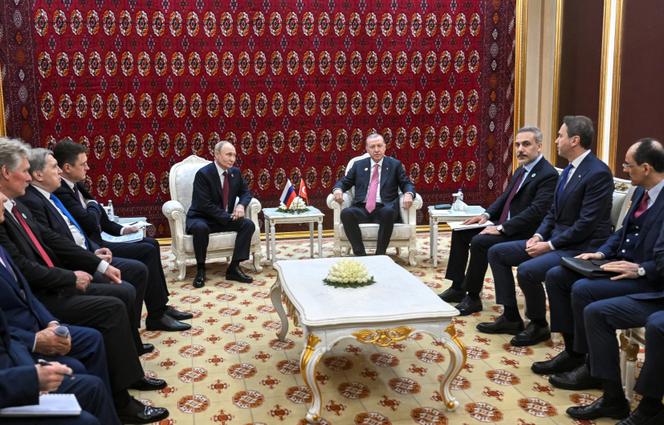 Le président russe Vladimir Poutine et le président turc Recep Tayyip Erdogan assistent à une réunion en marge d’un forum international à Achgabat, au Turkménistan, le 12&nbsp;décembre&nbsp;2025.