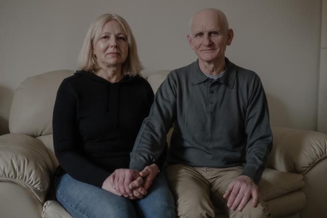 Ales Bialiatski, colauréat du prix Nobel de la paix 2022, et sa femme, Natalia Pintchouk, dans leur logement temporaire, à Vilnius, le 17 décembre 2025.