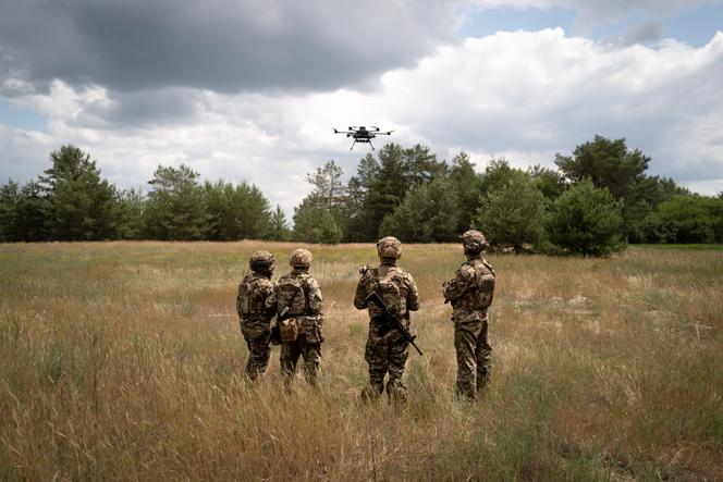 Un drone agricole transformé en drone de livraison pour le front, lors d’une démonstration pour l’Agence France-Presse, dans un lieu tenu secret, non loin de la ligne de front, dans la région de Dnipropetrovsk (Ukraine), le 14 juin 2025.