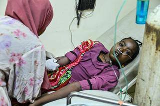 Abeer Abdallah, 15 ans, aux urgences de l’hôpital d’El-Obeid (Soudan), le 10 décembre 2025. Sa famille, originaire du Kordofan-Ouest, a mis trois jours pour rejoindre l’hôpital alors qu’il s’agit normalement d’un trajet de trois heures.
