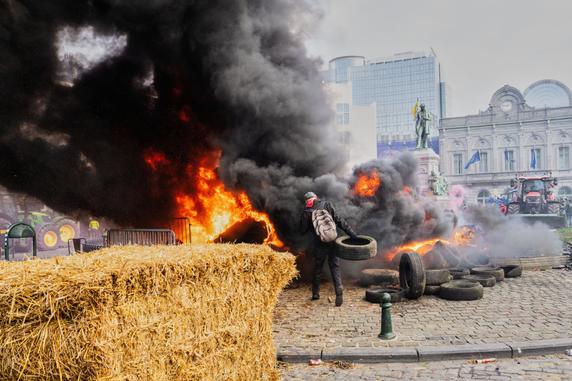 Farmer anger spreads in protests from southern France to Brussels