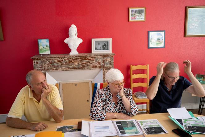 ​Richard Philbiche, Annick Dufils et Etienne Malcuit, respectivement maires de Villy, Malandry et La Ferté-sur-Chiers (Ardennes), trois communes où l’eau est impropre à la consommation à la suite d’une pollution au PFAS, à Villy, le 10&nbsp;juillet&nbsp;2025.