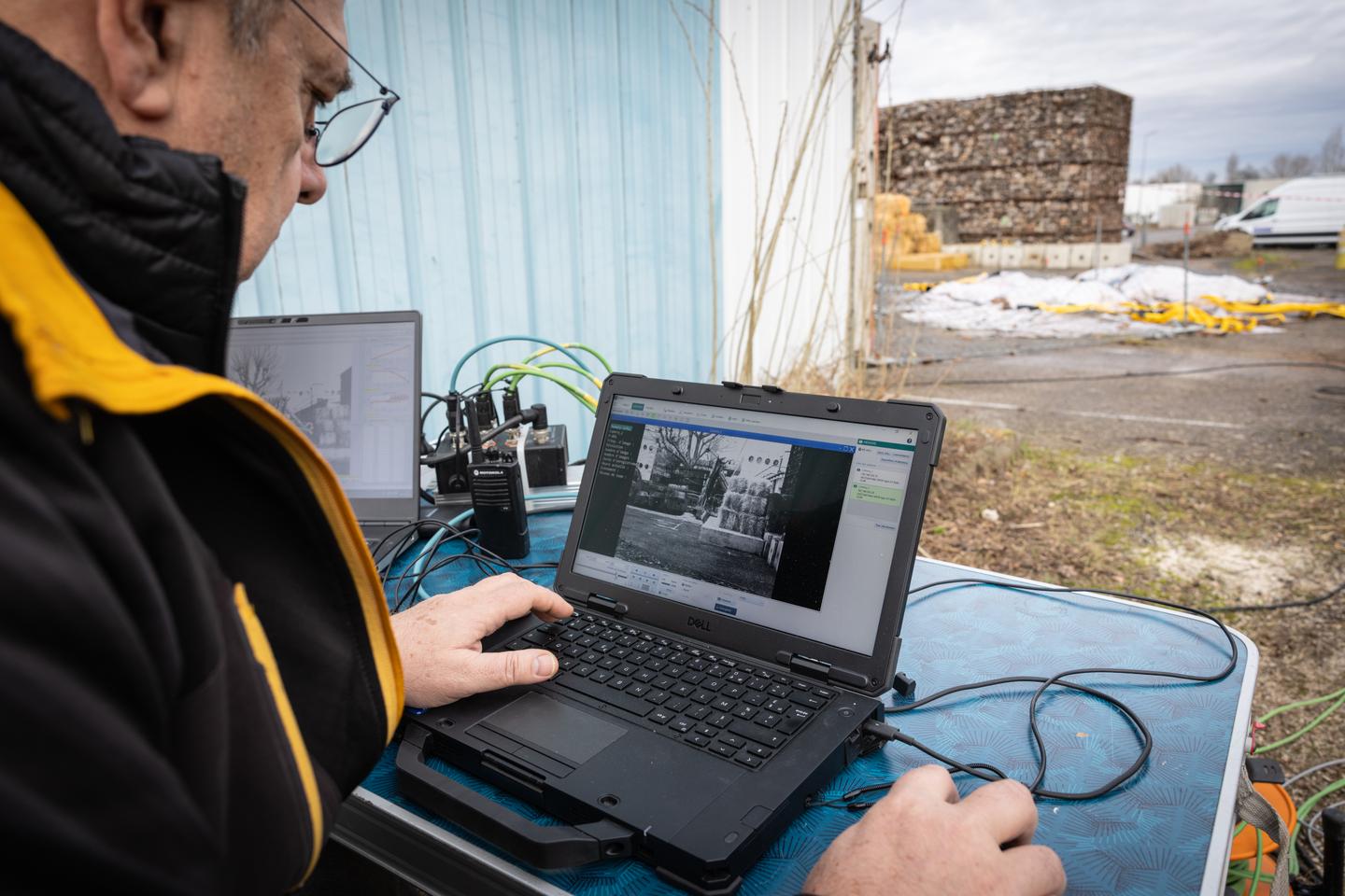 Catapulte et boulets de ciment : près de Lyon, un laboratoire simule les nouveaux dangers de la montagne