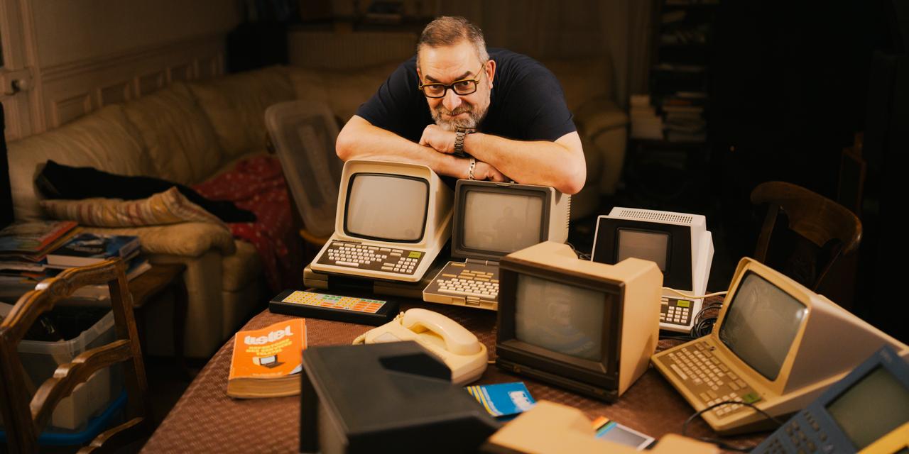 Christian Quest, créateur de l’association du Musée numérique du Minitel, chez lui, devant sa collection personnelle de Minitel. Le 17 décembre 2025, à Saint-Maur-des-Fossés (Val-de-Marne).