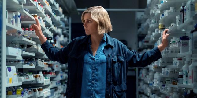 Rhea Seehorn (Carol) dans la série «&nbsp;Pluribus&nbsp;», créée par Vince Gilligan. 
