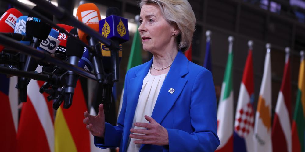 La présidente de la Commission européenne, Ursula von der Leyen, s’adresse aux médias à son arrivée au sommet européen à Bruxelles, le 18 décembre 2025. - OMAR HAVANA / AP
