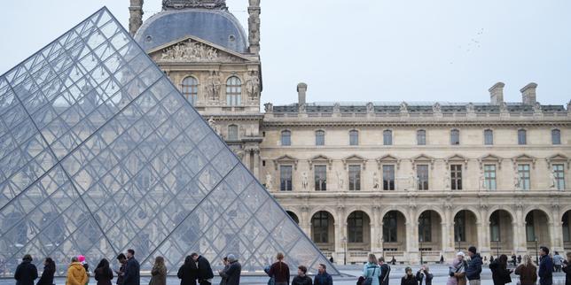 Devant le musée du Louvre, à Paris, le 18&nbsp;décembre 2025. 