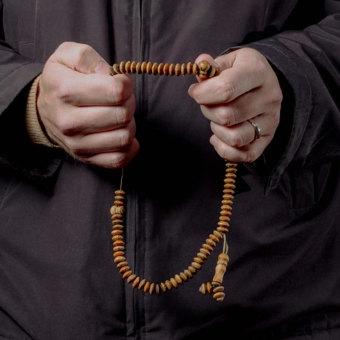 Grégory Gonty, assistant social et islamologue de 35&nbsp;ans, est converti à l’islam depuis l’âge de 21&nbsp;ans. Il tient le misbaha, le chapelet musulman. Chez lui à Asse (Belgique), le 5&nbsp;décembre&nbsp;2025.