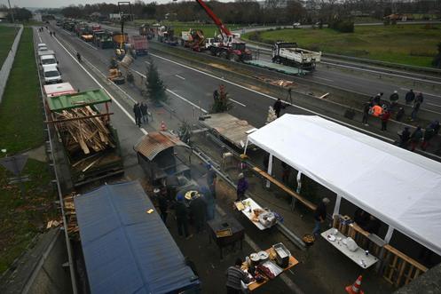 Lors d’un blocage sur l’autoroute A64, à Carbonne (Haute-Garonne, le 19 décembre 2025.