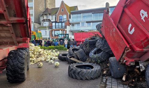 Des agriculteurs déversent du fumier, des pneus et des choux sur la chaussée, au Touquet (Pas-de-Calais), le 19 décembre 2025.
