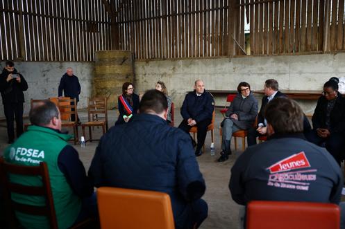 La ministre de l’agriculture, Annie Genevard, avec des représentants des syndicats agricoles régionaux et des élus locaux, lors d’une visite d’exploitation à Gambais, dans les Yvelines, le 19 décembre 2025.