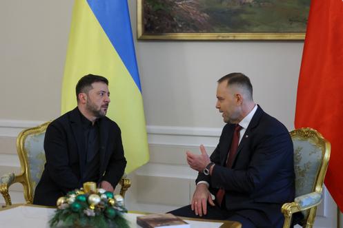 Le président ukrainien Volodymyr Zelensky rencontre le président polonais Karol Nawrocki, au palais présidentiel de Varsovie, le 19 décembre 2025.