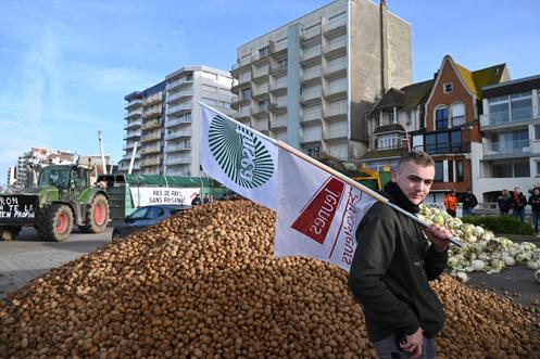 Lors d’une manifestation devant le domicile du couple présidentiel, au Touquet, dans le Pas-de-Calais, le 19 décembre 2025.
