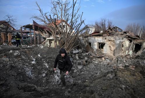 Un policier, sur le site d’une frappe aérienne russe à Zaporijia, en Ukraine, le 19 décembre 2025.
