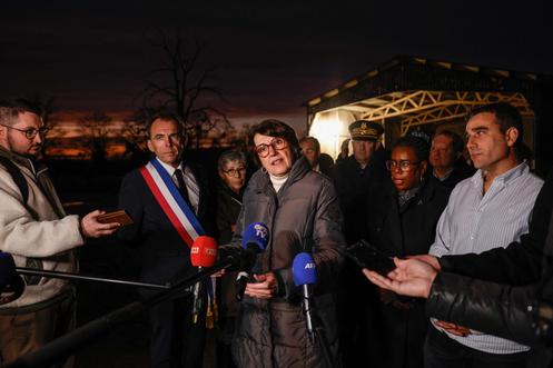 La ministre de l’agriculture, Annie Genevard, après avoir visité l’exploitation céréalière de Fabien Rey (à droite), à Gambais, dans les Yvelines, le 19 décembre 2025.