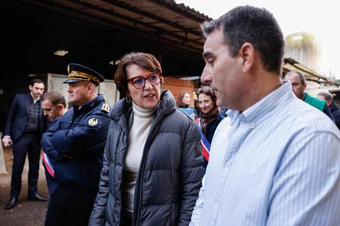 La ministre de l’agriculture, Annie Genevard, s’entretient avec l’agriculteur céréalier Fabien Rey (à droite), lors d’une visite dans une exploitation agricole à Gambais, dans les Yvelines, le 19 décembre 2025.