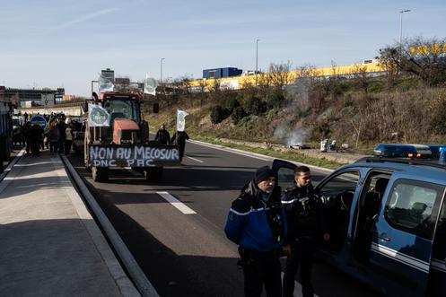Les agriculteurs de la FNSEA stationnent au niveau de Roques-sur-Garonne, près de Toulouse, le 18&nbsp;décembre&nbsp;2025. Photo Ulrich Lebeuf/Myop pour Le Monde