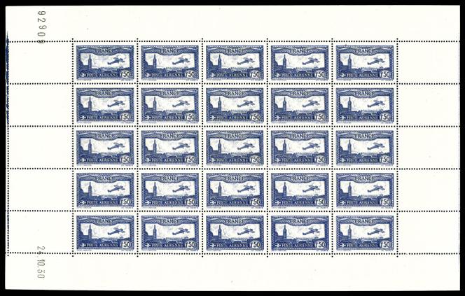 1,50 franc outremer vif « Avion survolant Paris », timbre de poste aérienne, feuille complète de 25 exemplaires datée du 24 octobre 1930 : 3 900 euros.