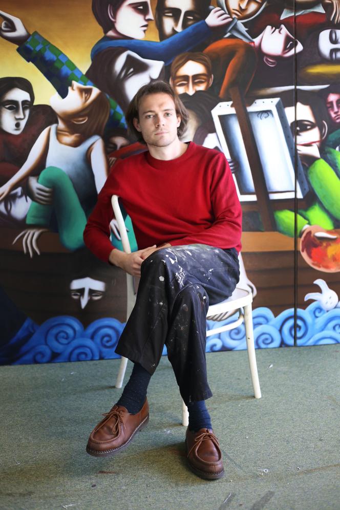 Victor Garel dans son atelier, à Saint-Ouen (Seine-Saint-Denis), en novembre 2025.