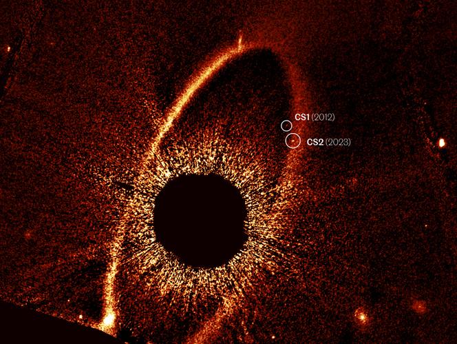 Photographie du disque protoplanétaire autour de l’étoile Fomalhaut prise par le télescope spatial Hubble. Il s’agit d’une image composite des observations de 2012, de 2013 et de 2023.