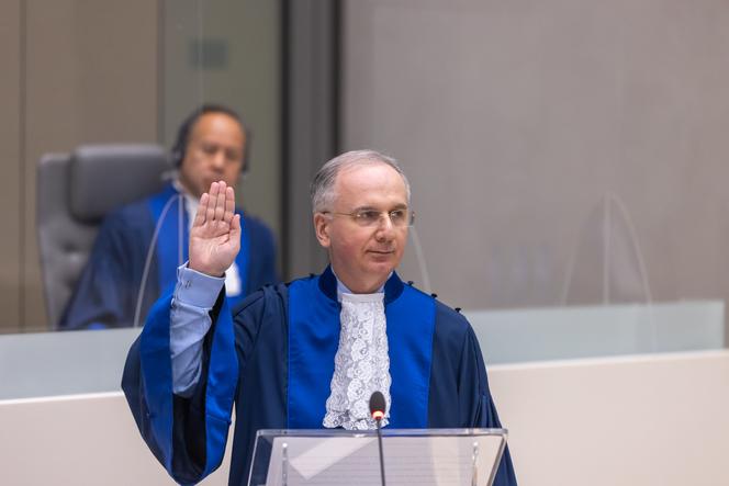 Le juge géorgien Gocha Lordkipanidze de la Cour pénale internationale prêtant serment au siège de la Cour à La Haye, aux Pays-Bas, en mars 2021.