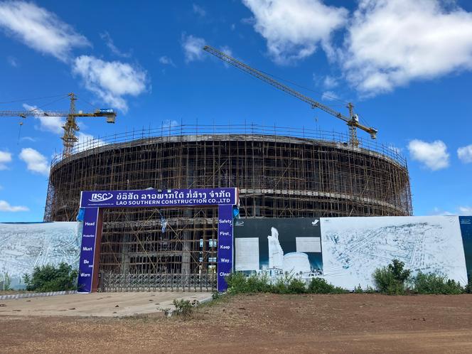Le chantier d’un hôtel de luxe en forme de panier de riz gluant, dans la « zone économique spéciale de Siphandone », au Laos, le 5 décembre 2025.