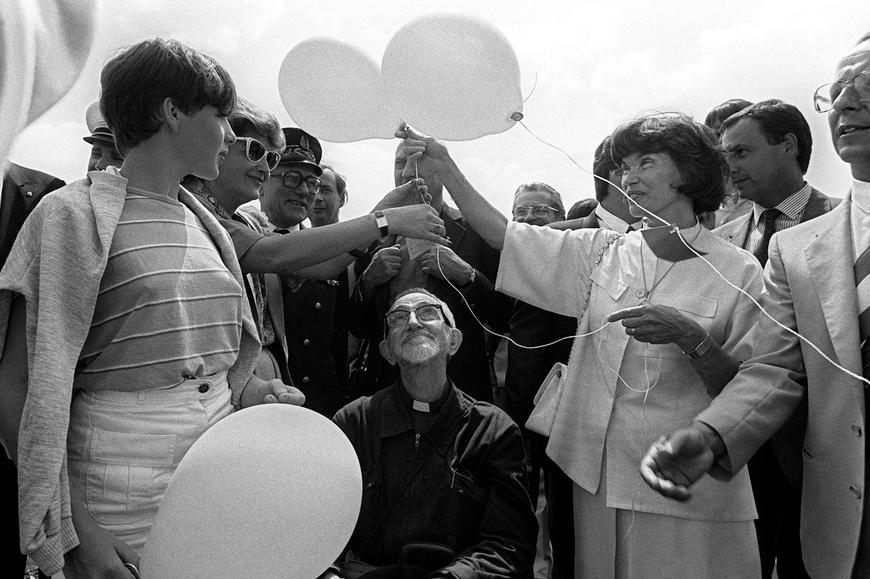 L'abbé Pierre, dans un centre de loisirs à à Amilly (Loiret), le 06 juillet 1985.
