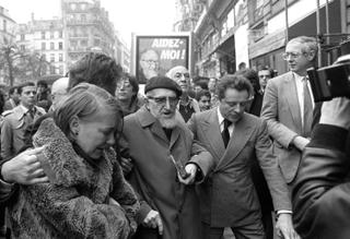 L’abbé Pierre, lors d’un appel à la générosité lancé aux Parisiens, le 12 décembre 1984.