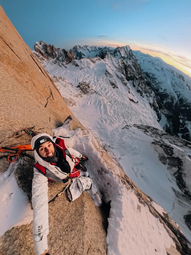 Bivouac à 3&nbsp;775&nbsp;m pour Charles Dubouloz, sur la paroi du Grand Pilier d’Angle, en décembre 2025.