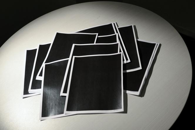 Une liasse de pages entièrement caviardées tirée des documents récemment publiés par le département de la justice américain du dossier Epstein, à Washington, le 19&nbsp;décembre 2025. 