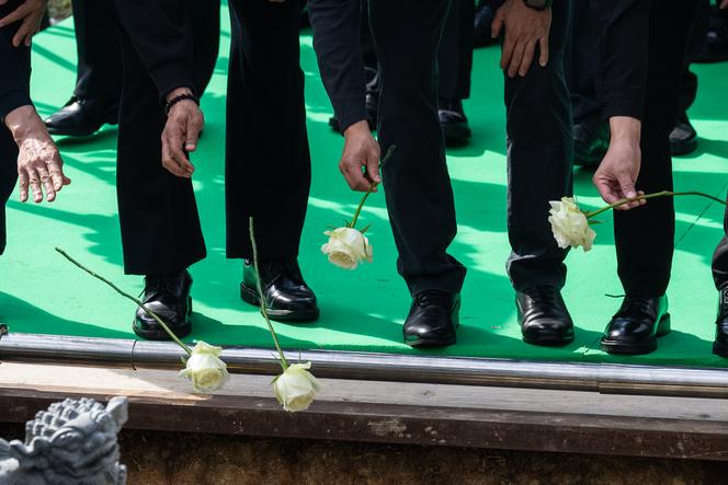 Lors de funérailles d’un pompier qui a perdu la vie dans l’exercice de ses fonctions lors de l’incendie meurtrier du 26 novembre, à Hong Kong, le 19 décembre 2025. 