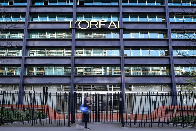 In front of the L'Oréal headquarters, in Clichy-la-Garenne (Hauts-de-Seine), March 21, 2024.