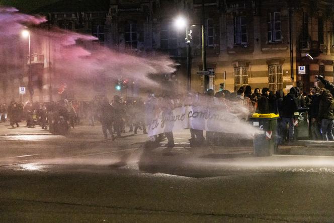  Des manifestants affrontent les forces de l’ordre à la suite de l’évacuation matinale du centre social Askatasuna, à Turin, en Italie, le 18 décembre 2025.