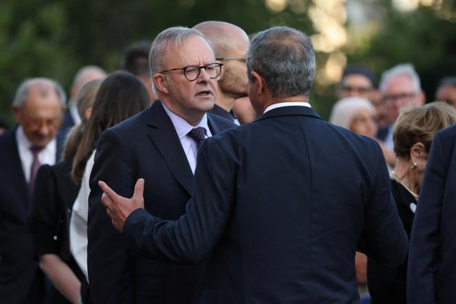 Le Premier ministre australien Anthony Albanese s’entretient avec l’ambassadeur d’Israël en Australie, Amir Maimon, lors d’un hommage aux victimes de la fusillade de Bondi Beach, à la cathédrale Sainte-Marie de Sydney, le 17 décembre 2025.