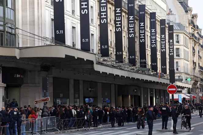 Des clients font la queue pour entrer dans le grand magasin Le BHV Marais, le jour de l’ouverture de Shein, à Paris, le 5 novembre 2025.