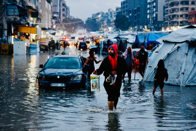 Des déplacés palestiniens à Gaza, touchée par des inondations, le 15 décembre 2025. 