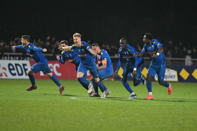 Les joueurs d’Avranches célèbrent leur qualification pour les 16e de finale de la Coupe de France après avoir éliminé Brest, à domicile, le 19&nbsp;décembre&nbsp;2025.