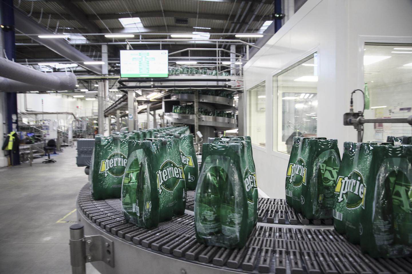 Perrier : l’Etat autorise Nestlé à poursuivre la production d’eau minérale naturelle malgré des épisodes de contaminations