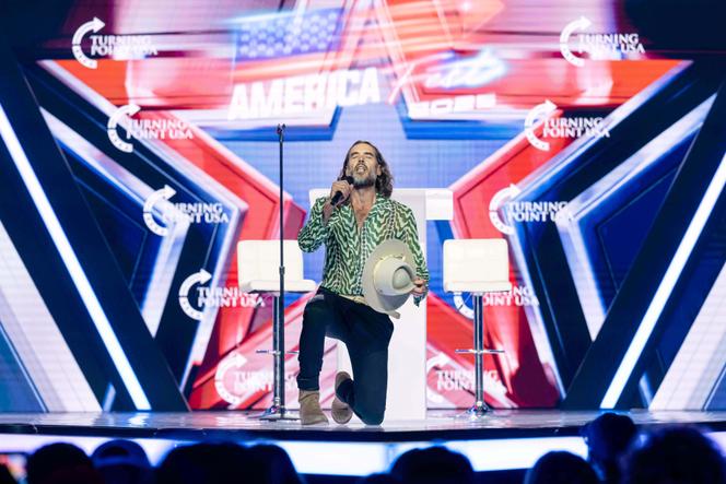 Russel Brand, lors de l’AmericaFest 2025&nbsp;de Turning Point USA, &nbsp;à Phoenix, en Arizona, le 18&nbsp;décembre 2025.