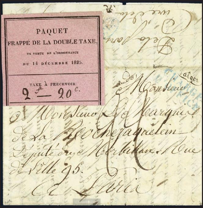 Etiquette rose de double-taxe pour fraude sur les franchises « PAQUET/FRAPPE DE LA DOUBLE TAXE/EN VERTU DE L’ORDONNANCE/DU 14 DECEMBRE 1825/TAXE A PERCEVOIR 2f20c », sur lettre du 7 juin 1843, en provenance de la province de Bône (Algérie) à destination de Paris. Au recto griffe « CHARGE D’OFFICE » en bleu et au verso cachet Paris en bleu du 10 août 1843 : mise à prix 5 000 euros.