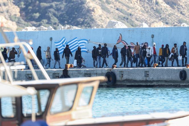 Des migrants, secourus lors d’une opération de recherche au large de l’île de Gavdos, dans le port d’Agia Galini, en Crète (Grèce), le 19 décembre 2025. 