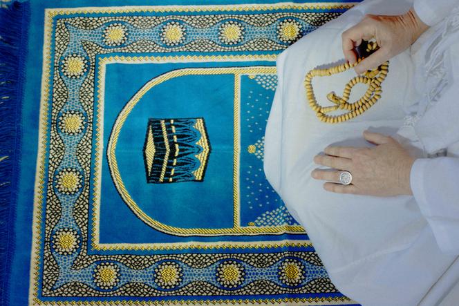 Annika sur son tapis de prière et avec son misbaha (chapelet musulman), à Pluvigner (Morbihan), le 21 novembre 2025.