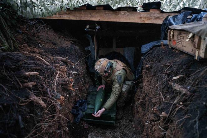 Un soldat ukrainien de la 14e brigade de la garde nationale « Chervona Kalyna » prépare un obus d’artillerie, dans la direction de Pokrovsk, dans la région de Donetsk, en Ukraine, le lundi 20 janvier 2025.
