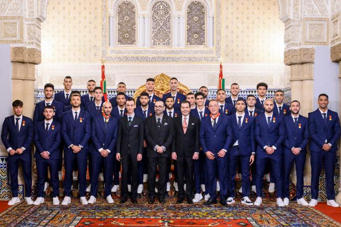 Le roi du Maroc, Mohammed VI (au centre), en compagnie des joueurs de l’équipe nationale de football au palais de Rabat, à leur retour après la Coupe du monde 2022 au Qatar, le 20 décembre 2022.