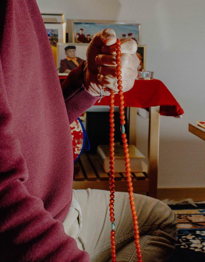 Pierrick Wattez, 49 ans, préside l’association laïque du centre bouddhique de Plouray (Morbihan). Il égrene ici la mâla (chapelet bouddhiste), qui accompagne le pratiquant lors de ses prières. Le 23&nbsp;novembre&nbsp;2025, à&nbsp;Plouray. 
