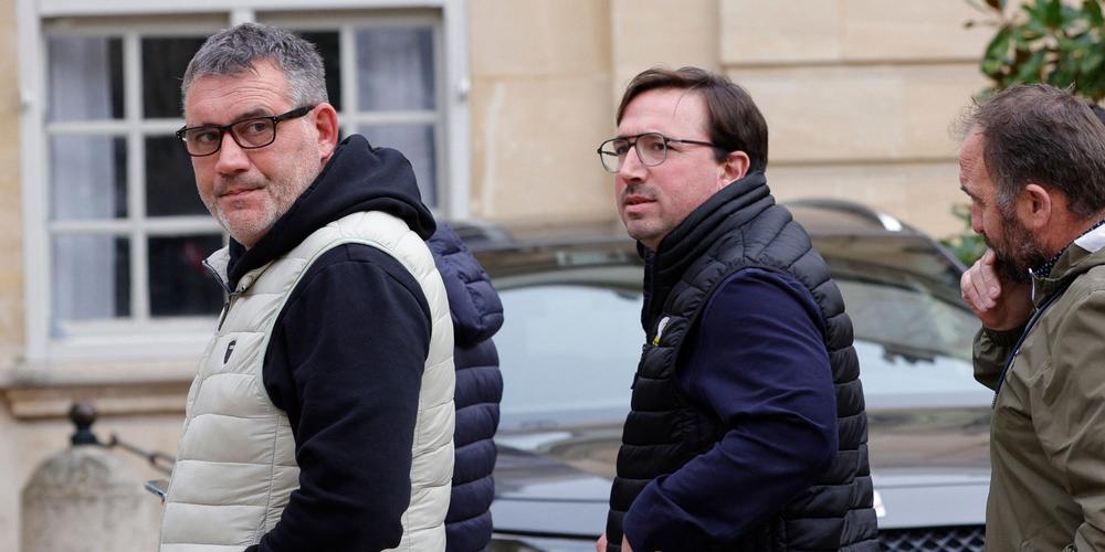 Le président de la Coordination rurale, Bertrand Venteau (à gauche), quitte l’hôtel Matignon après une réunion avec le premier ministre, à Paris, le 19 décembre 2025. - GEOFFROY VAN DER HASSELT / AFP