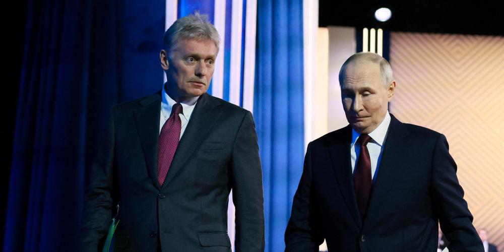 Le président russe Vladimir Poutine et le porte-parole du Kremlin, Dmitri Peskov, à Moscou, le 19 décembre 2025. - MIKHAIL METZEL/VIA REUTERS